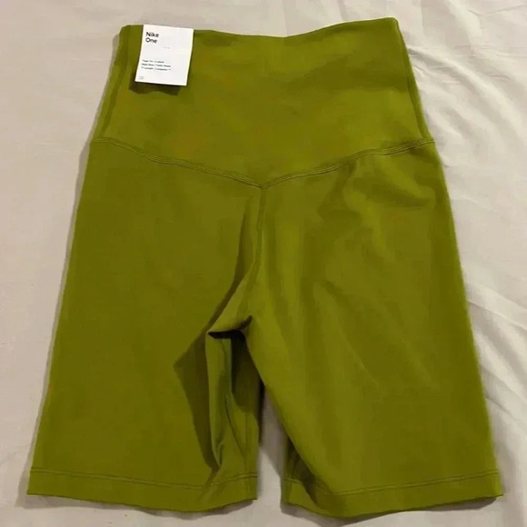 NWT women’s Nike one tight fit high rise 7”‎ length training shorts size XS - Picture 3 of 4